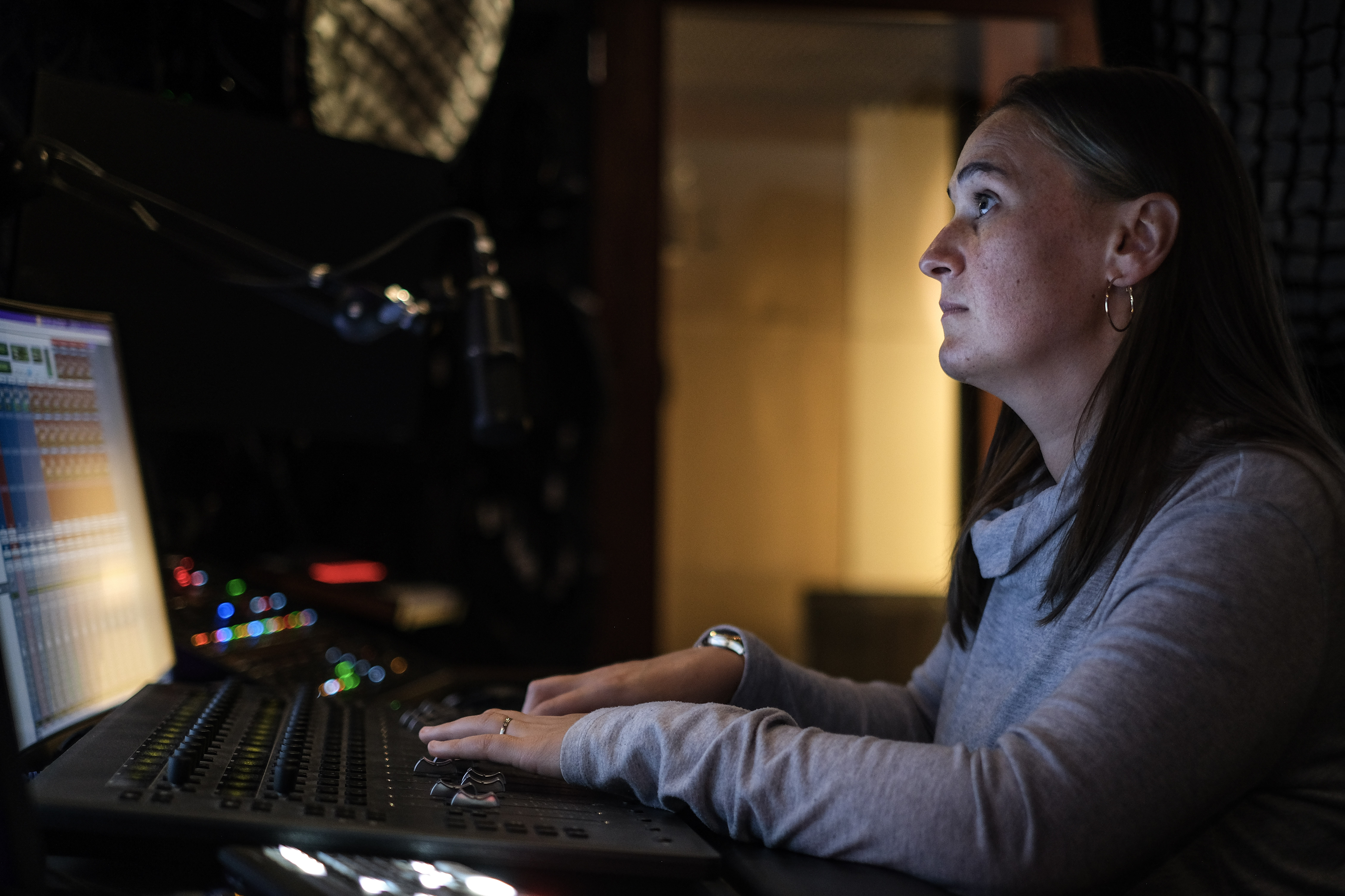Morgane Chambrin en studio de mixage