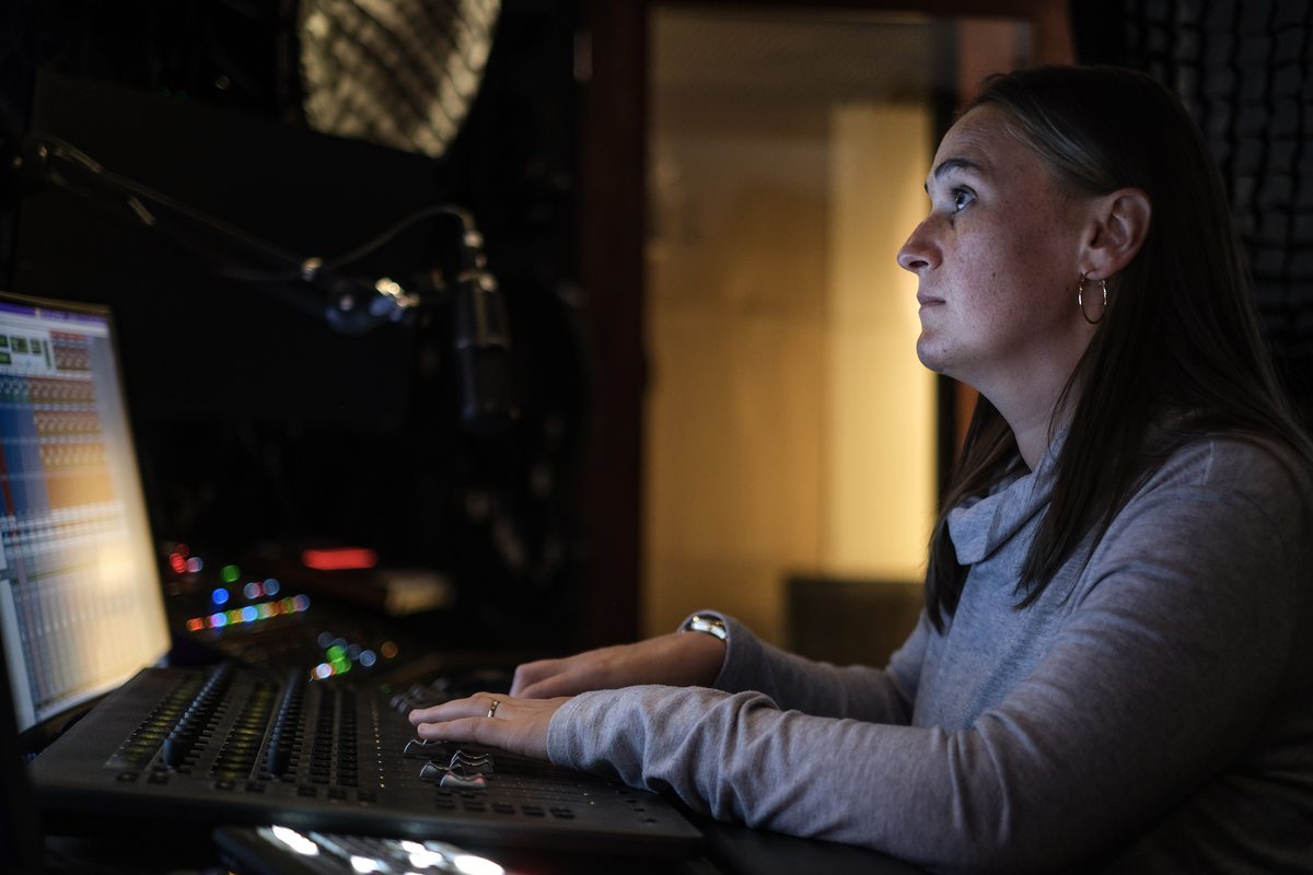 Morgane Chambrin en studio de mixage